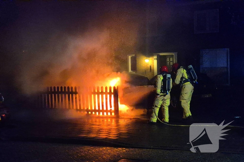 Brandstichting op oprit, auto gaat in vlammen op