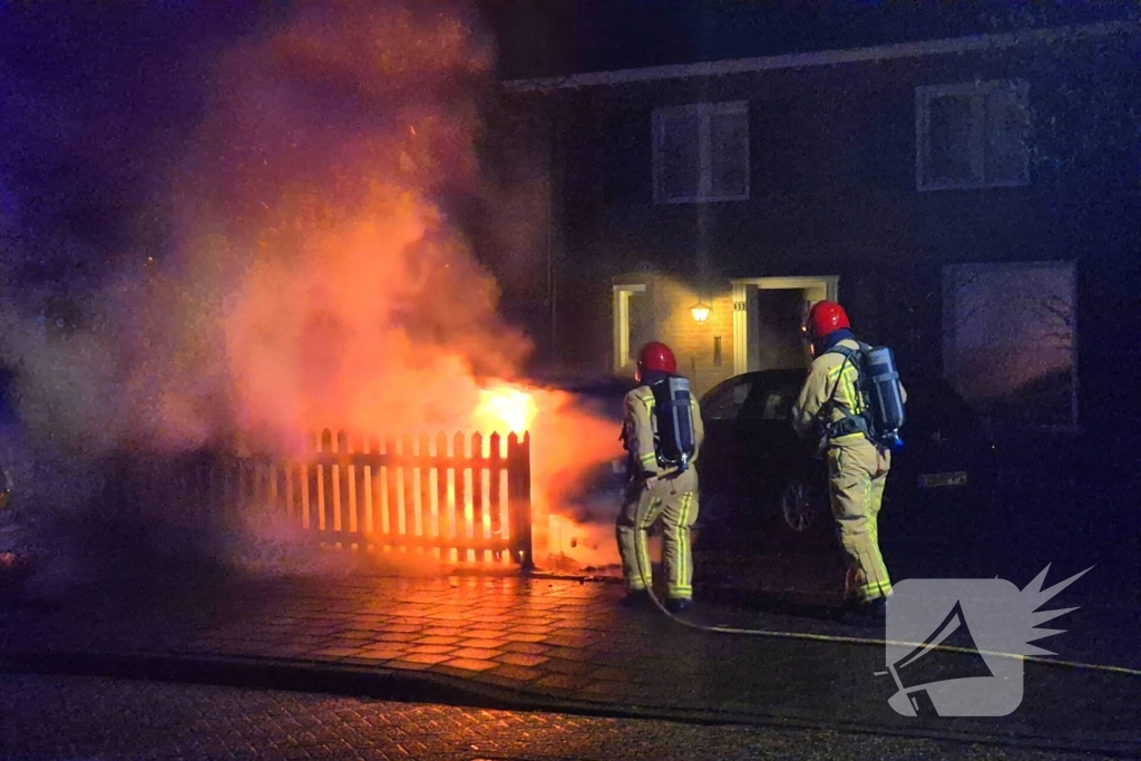 Brandstichting op oprit, auto gaat in vlammen op