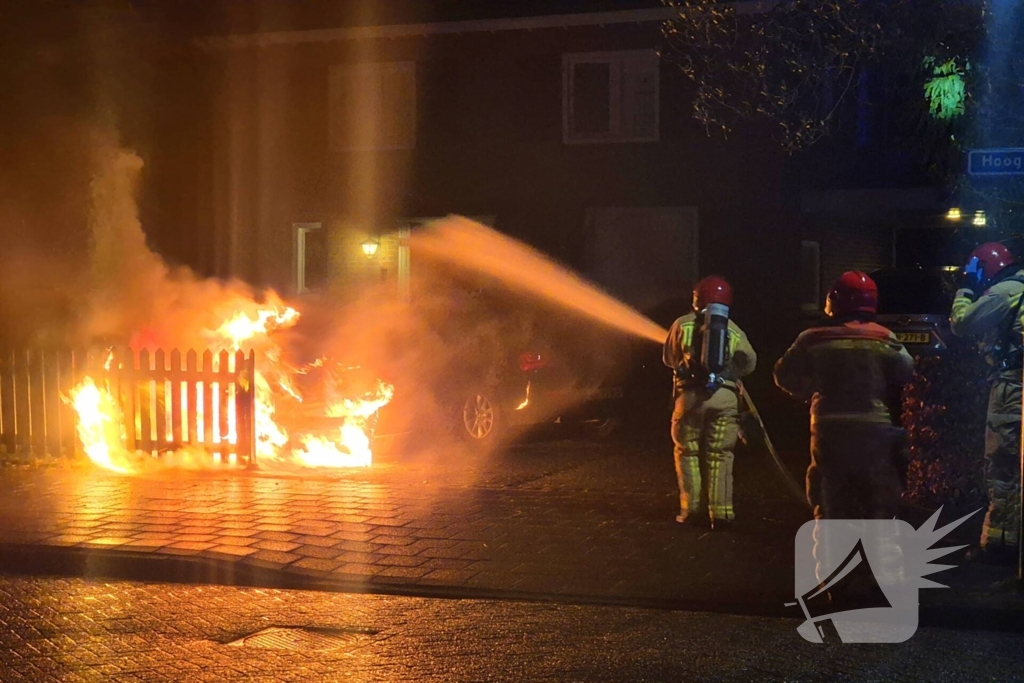 Brandstichting op oprit, auto gaat in vlammen op