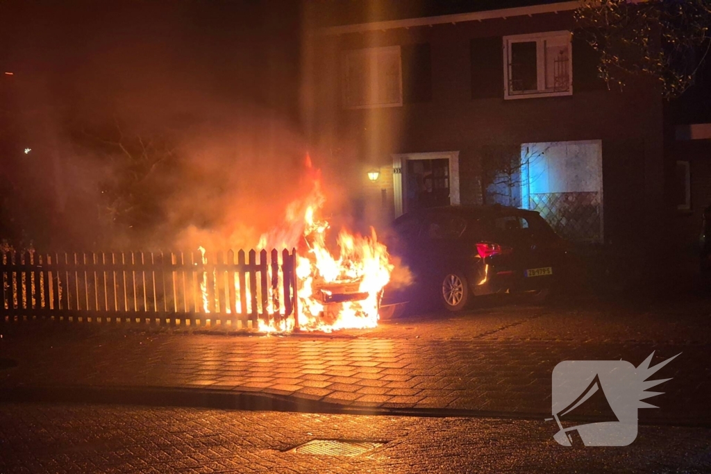 Brandstichting op oprit, auto gaat in vlammen op