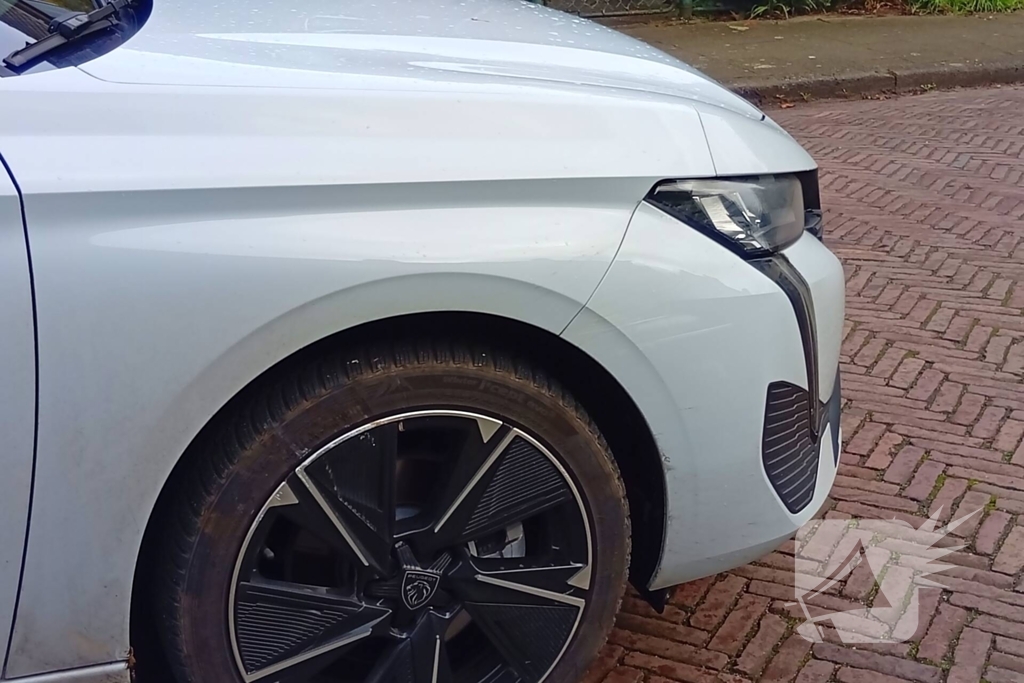 Automobilist ziet scooterrijder over het hoofd