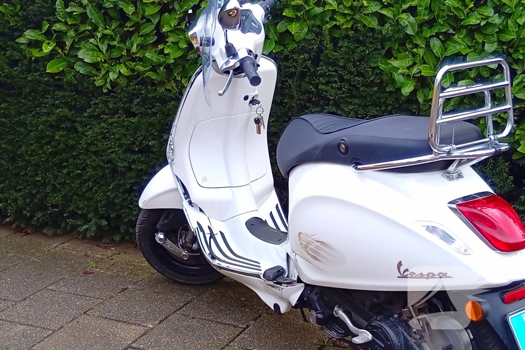 Automobilist ziet scooterrijder over het hoofd