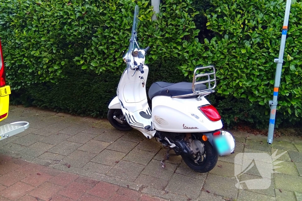 Automobilist ziet scooterrijder over het hoofd