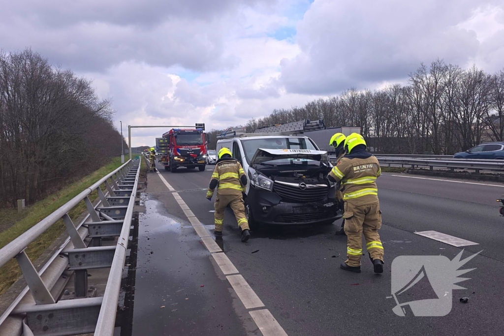 Ongeval tussen werkbusje en personenauto veroorzaakt file