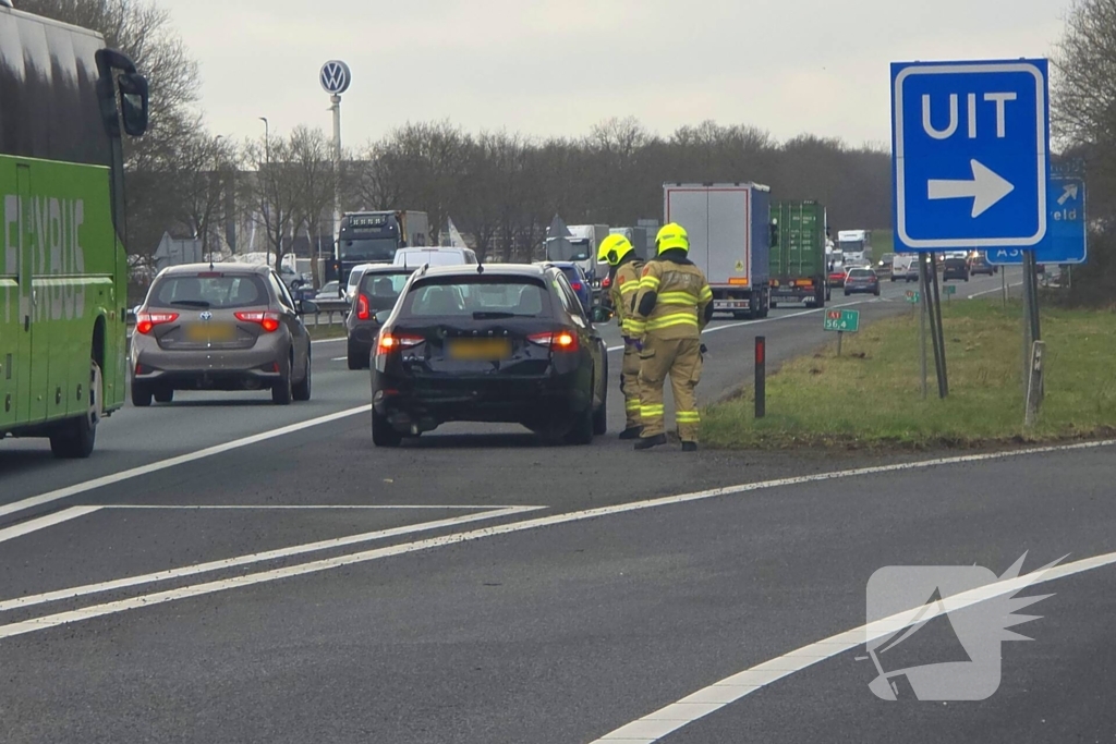 Ongeval tussen werkbusje en personenauto veroorzaakt file