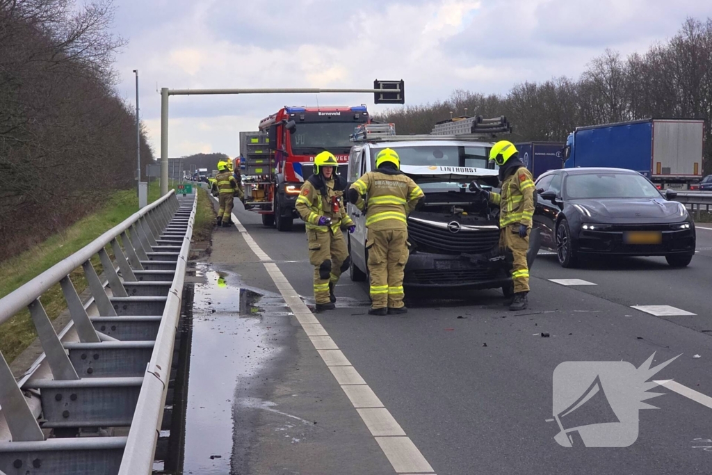 Ongeval tussen werkbusje en personenauto veroorzaakt file