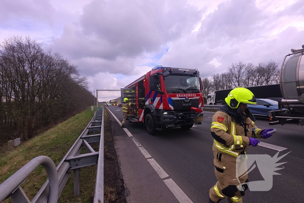 Ongeval tussen werkbusje en personenauto veroorzaakt file