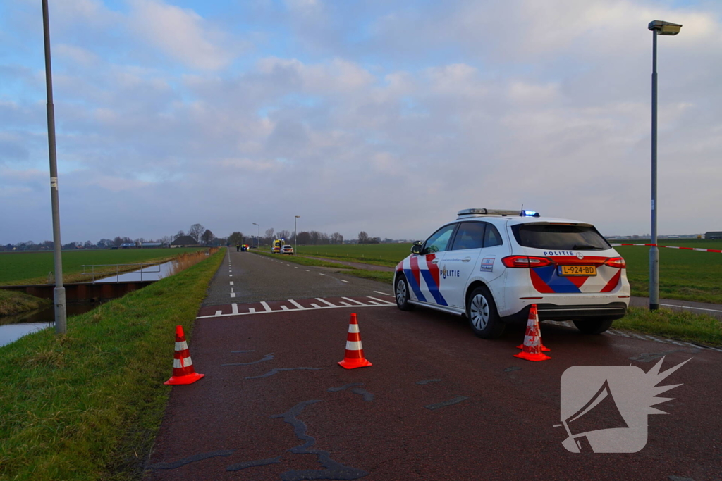 Passanten ontdekken fietser in het water