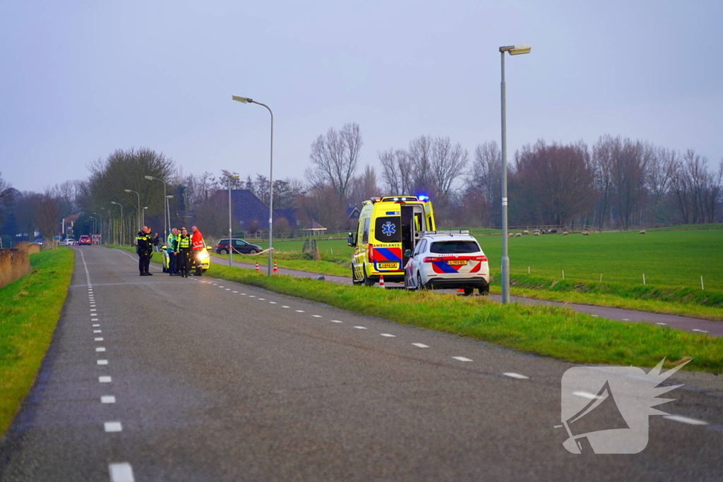 Passanten ontdekken fietser in het water