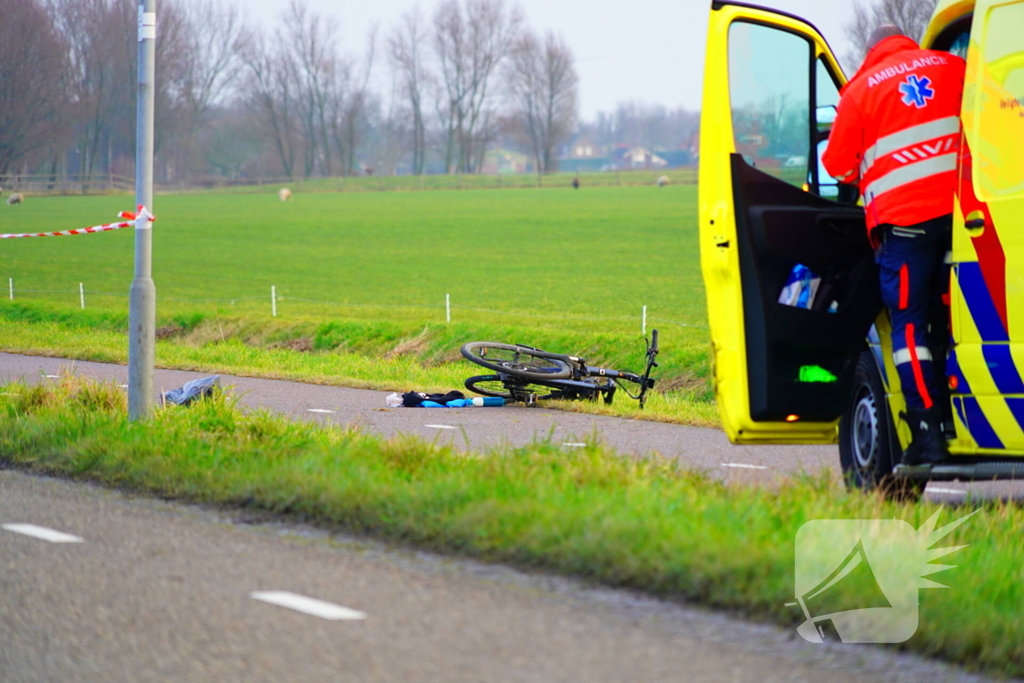 Passanten ontdekken fietser in het water