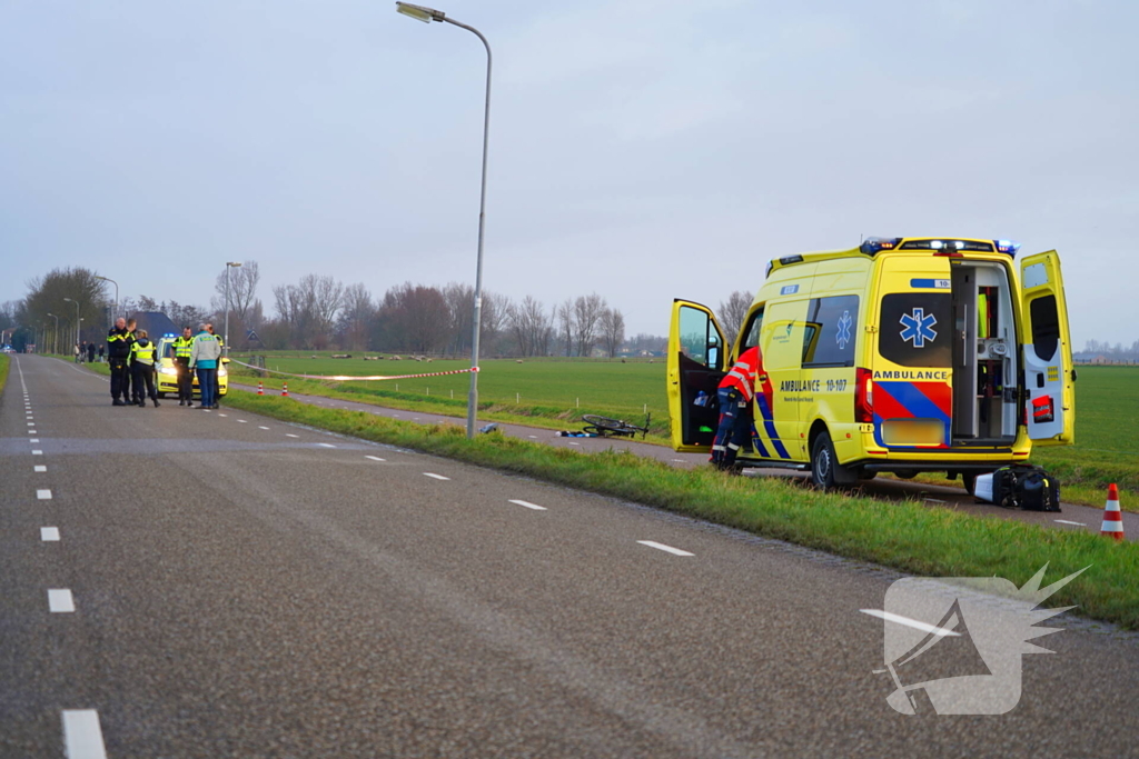 Passanten ontdekken fietser in het water