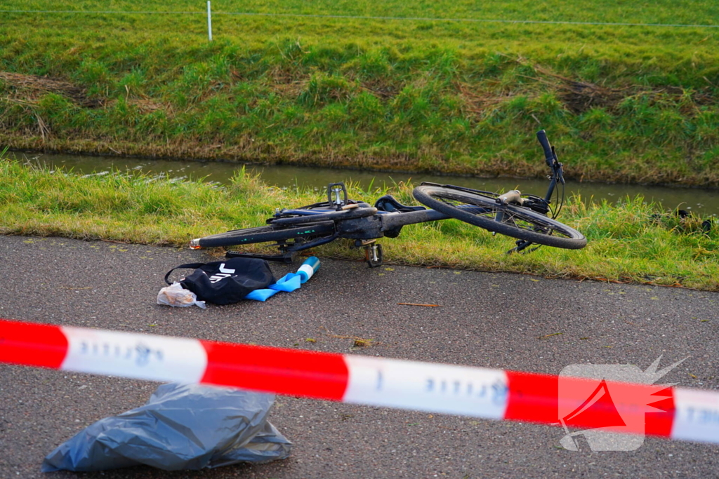 Passanten ontdekken fietser in het water