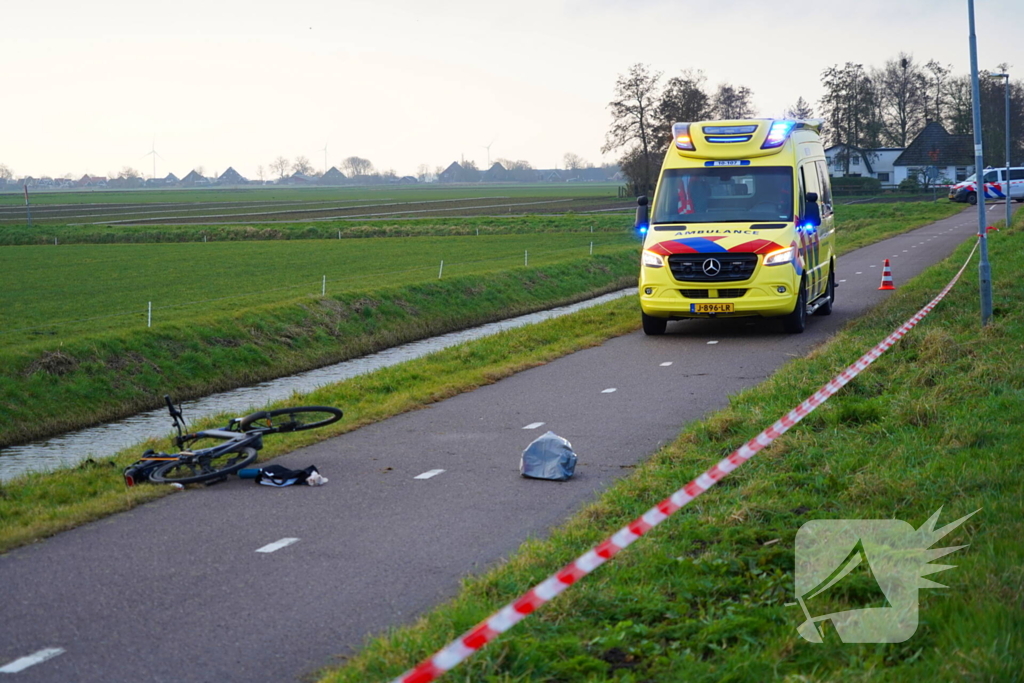 Passanten ontdekken fietser in het water