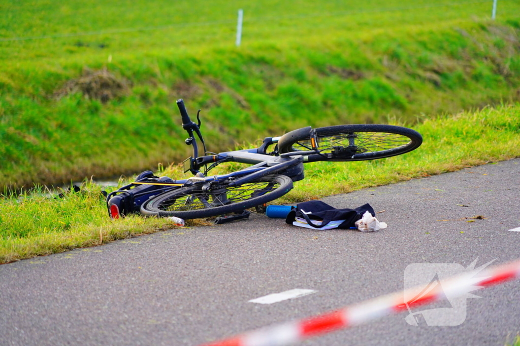 Passanten ontdekken fietser in het water