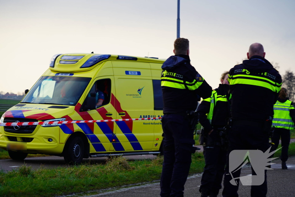 Passanten ontdekken fietser in het water