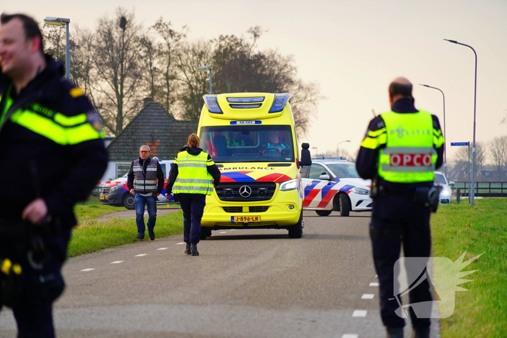 Passanten ontdekken fietser in het water