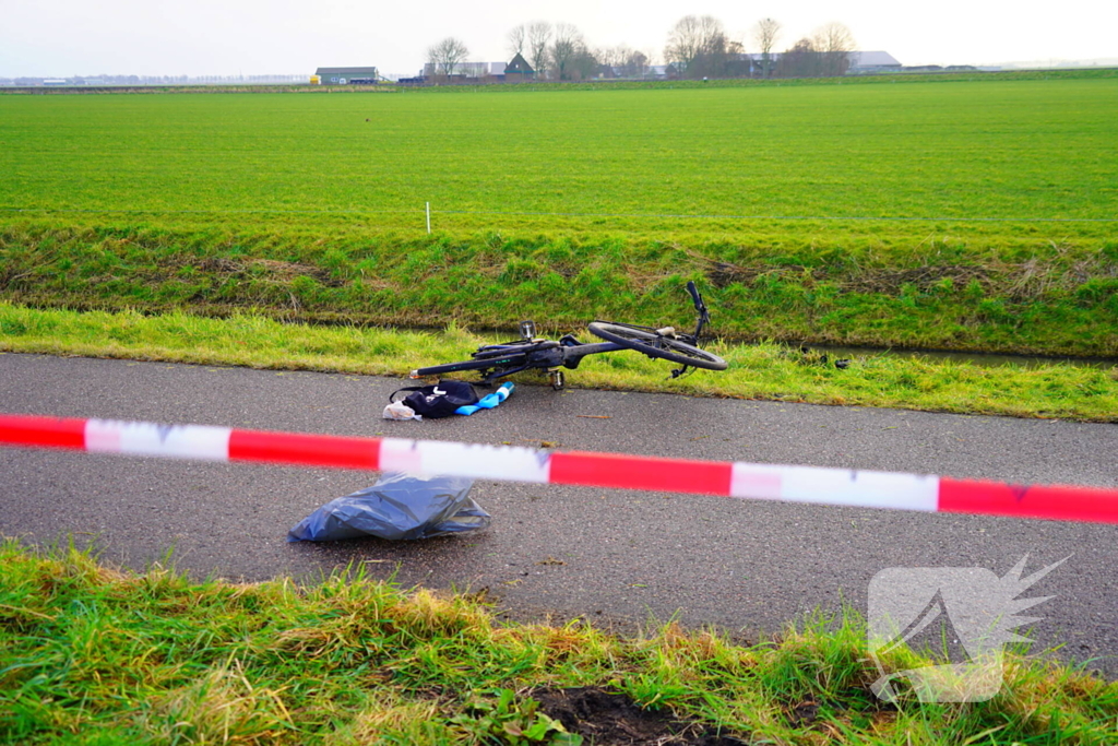 Passanten ontdekken fietser in het water