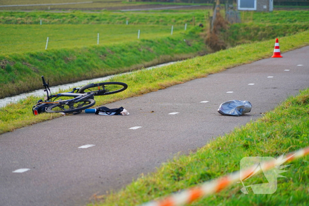 Passanten ontdekken fietser in het water