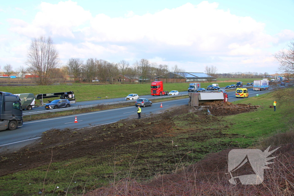 Vrachtwagen op zijn kant na ongeluk
