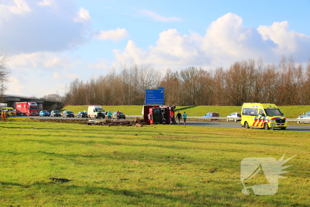 Vrachtwagen op zijn kant na ongeluk