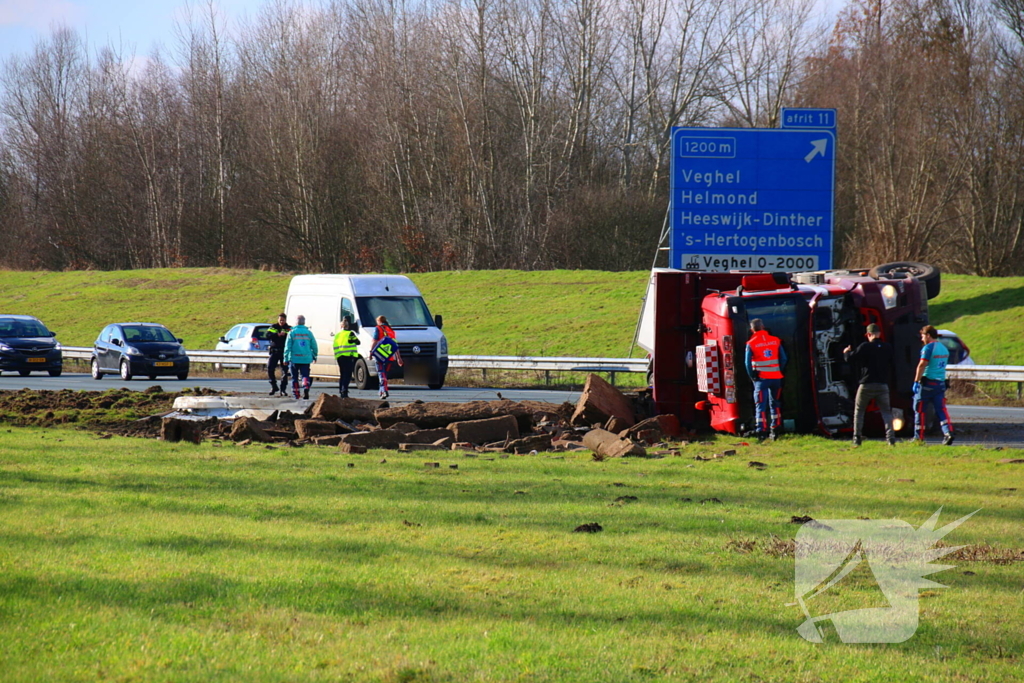 Vrachtwagen op zijn kant na ongeluk