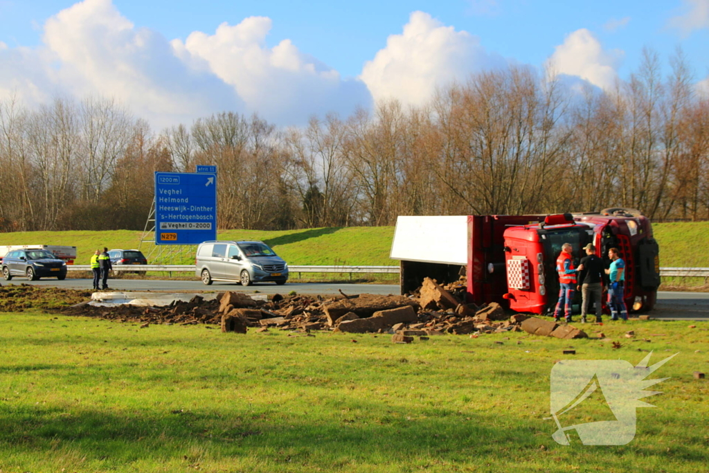 Vrachtwagen op zijn kant na ongeluk