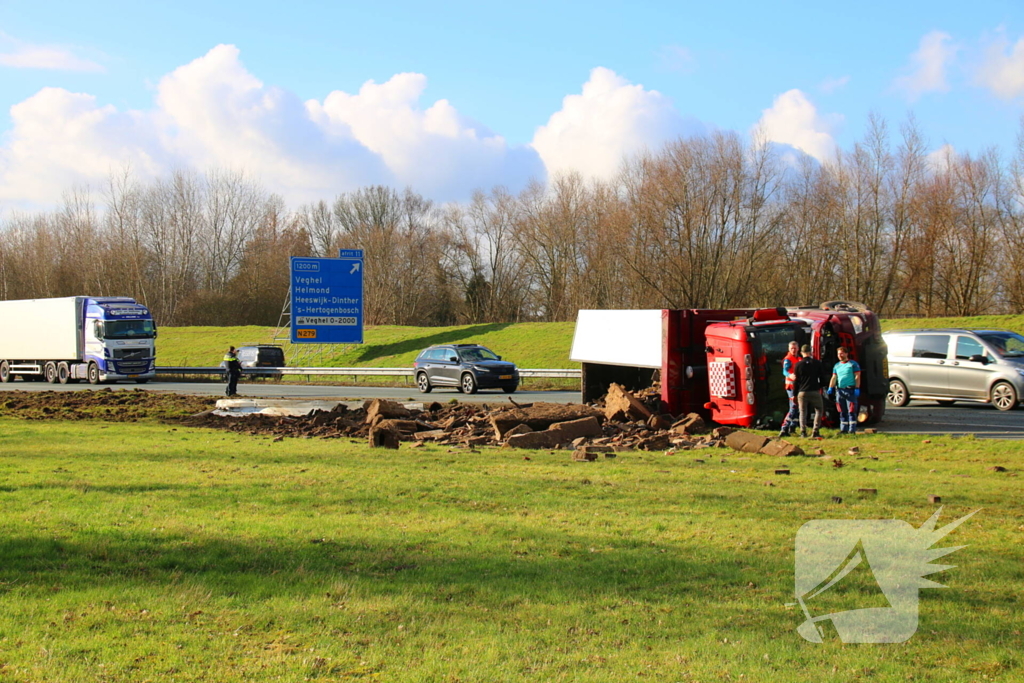 Vrachtwagen op zijn kant na ongeluk