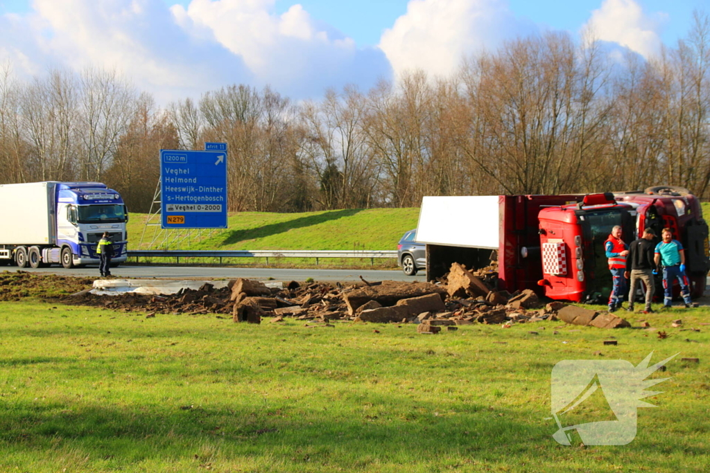 Vrachtwagen op zijn kant na ongeluk