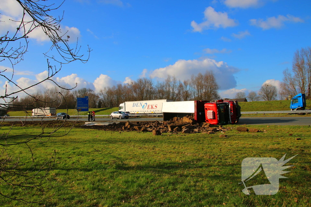 Vrachtwagen op zijn kant na ongeluk