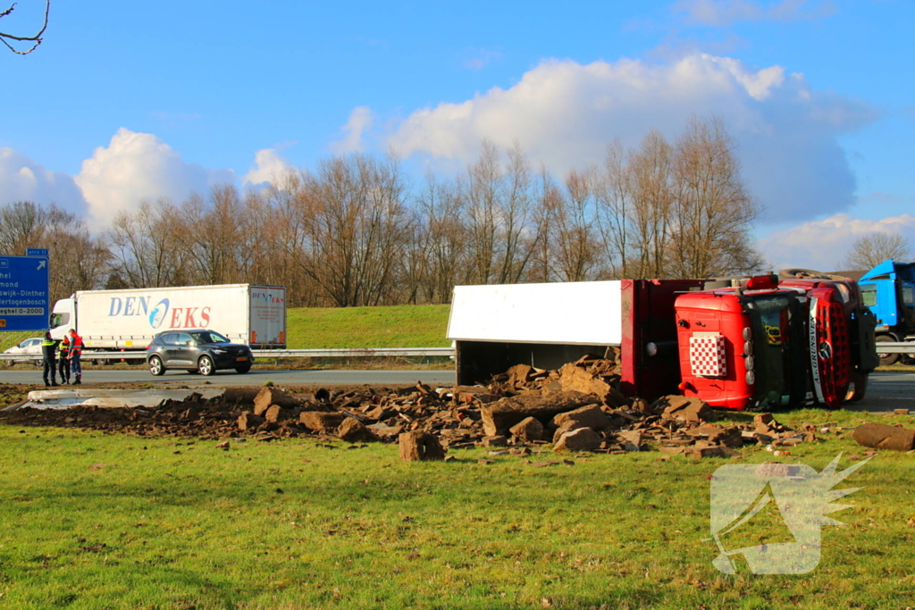 Vrachtwagen op zijn kant na ongeluk