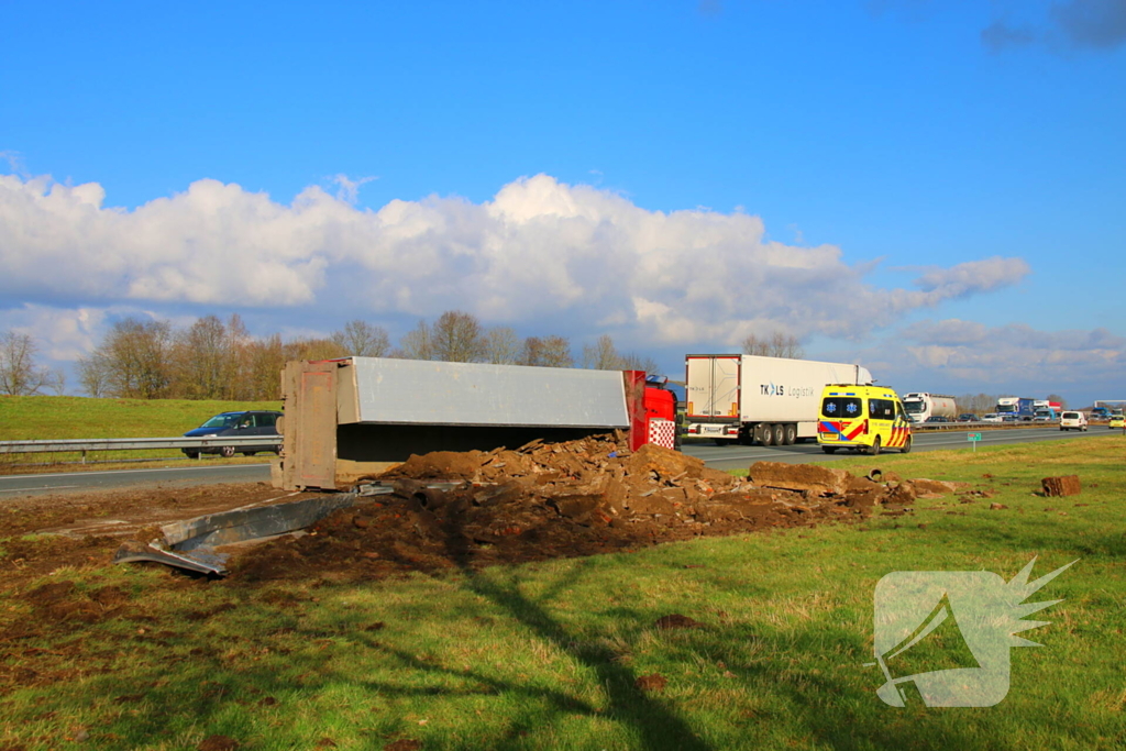 Vrachtwagen op zijn kant na ongeluk