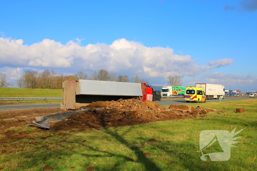 Vrachtwagen op zijn kant na ongeluk