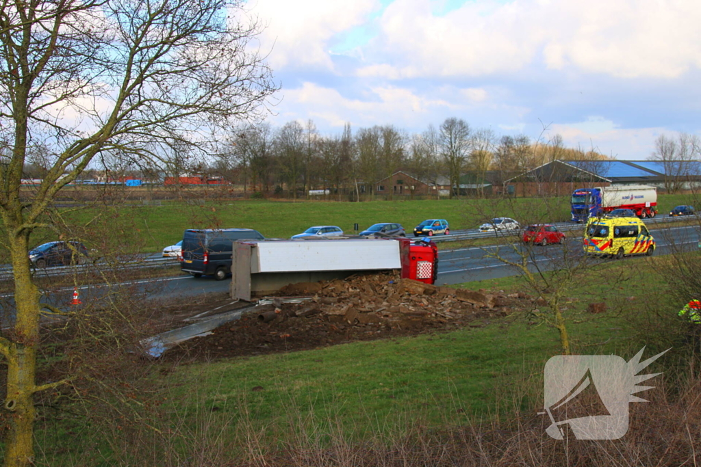 Vrachtwagen op zijn kant na ongeluk