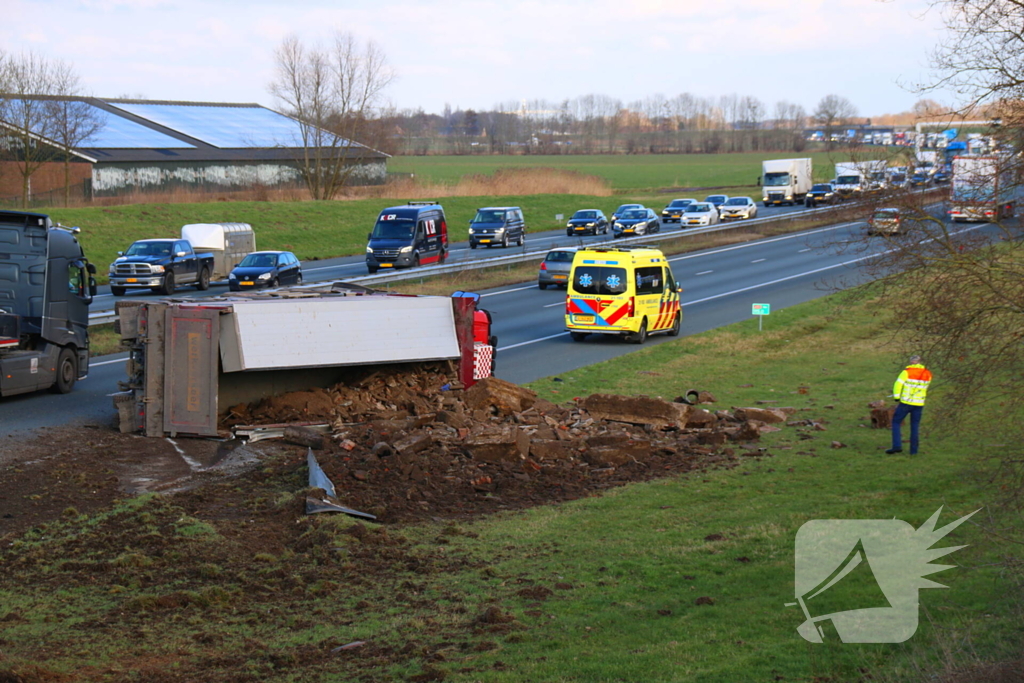 Vrachtwagen op zijn kant na ongeluk