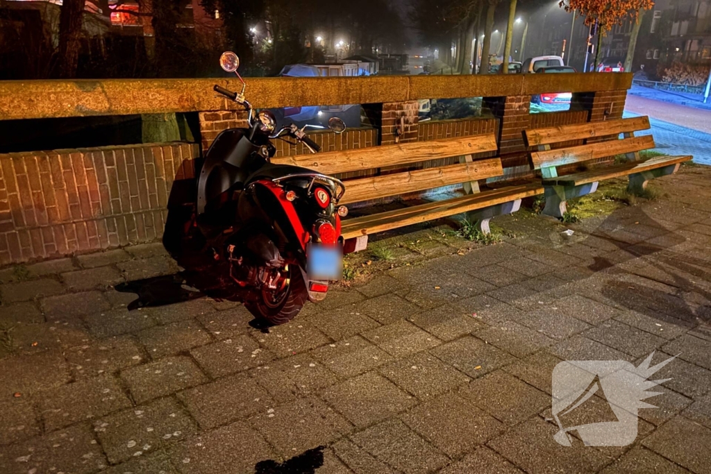 Gewonde scooterrijder naar ziekenhuis gebracht
