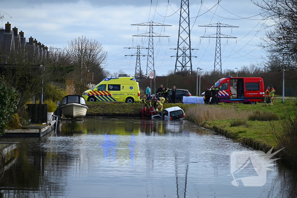Brandweer haalt persoon uit te water geraakte auto