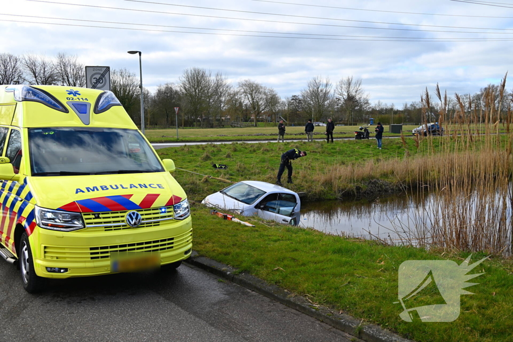 Brandweer haalt persoon uit te water geraakte auto