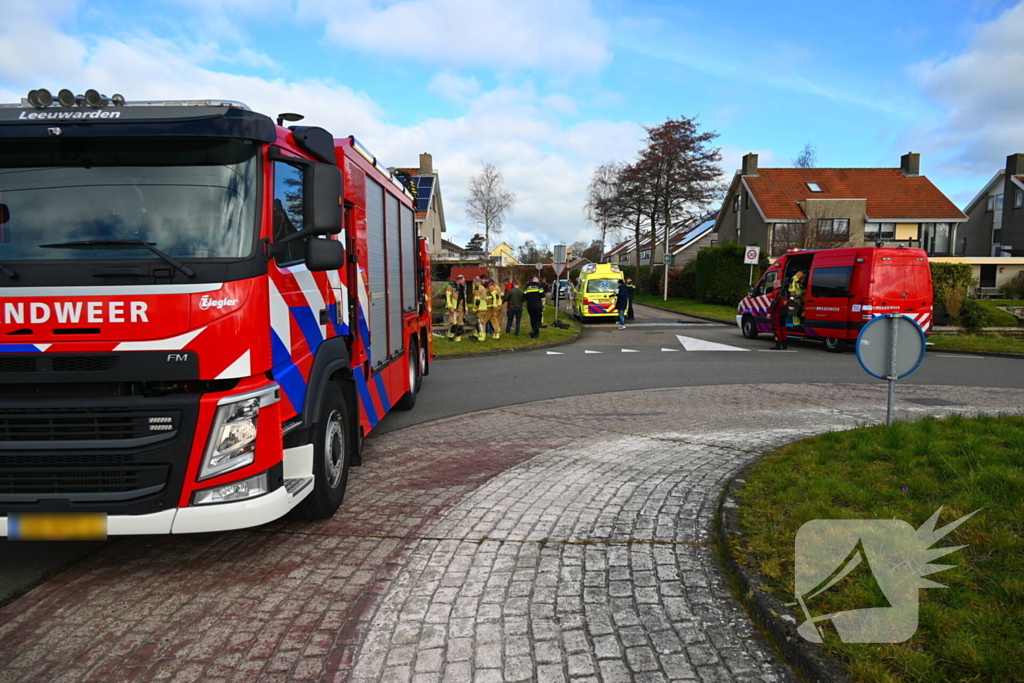 Brandweer haalt persoon uit te water geraakte auto