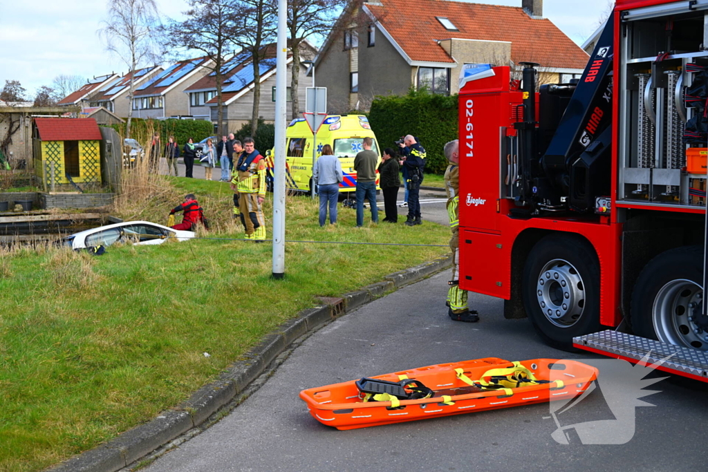 Brandweer haalt persoon uit te water geraakte auto
