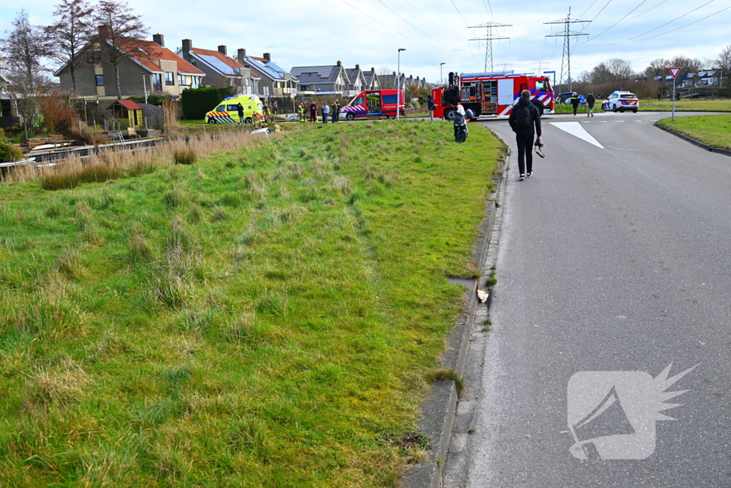 Brandweer haalt persoon uit te water geraakte auto