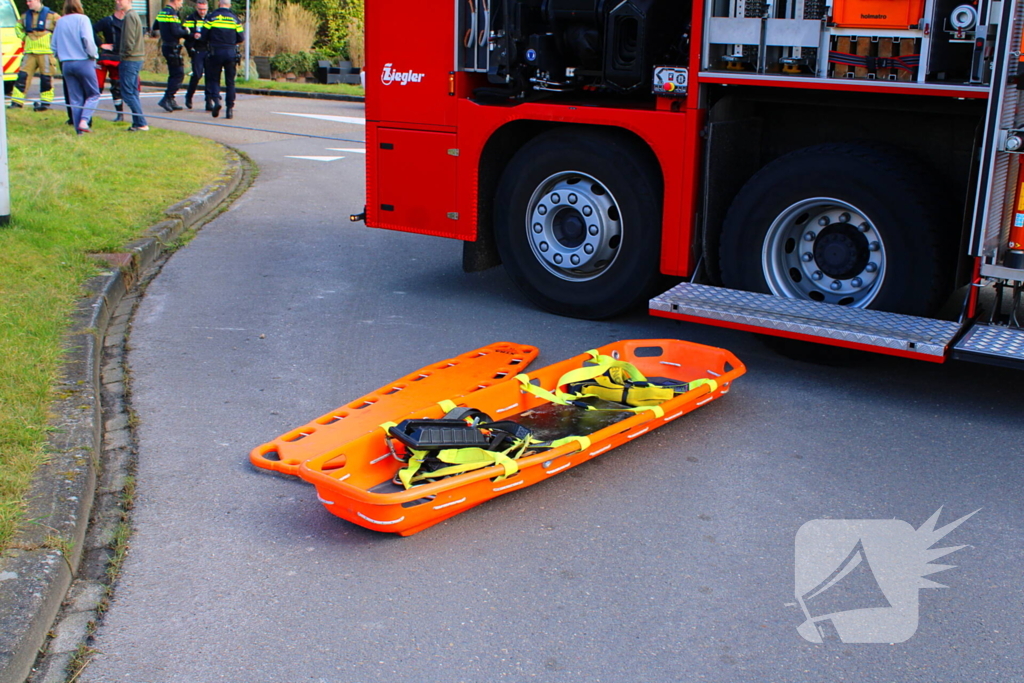 Brandweer haalt persoon uit te water geraakte auto