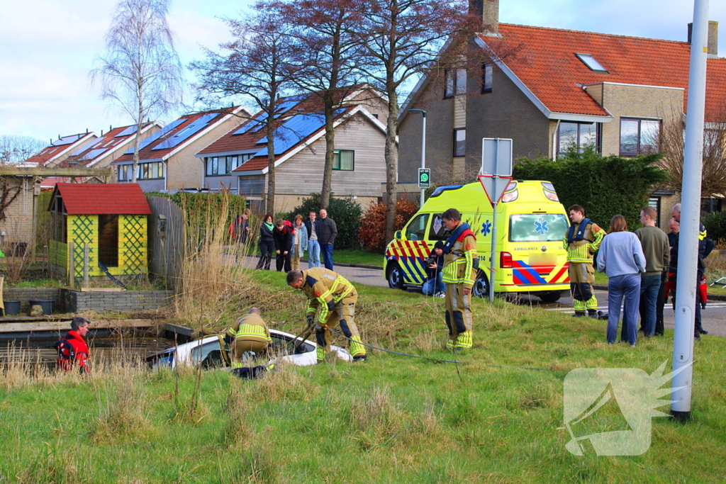 Brandweer haalt persoon uit te water geraakte auto