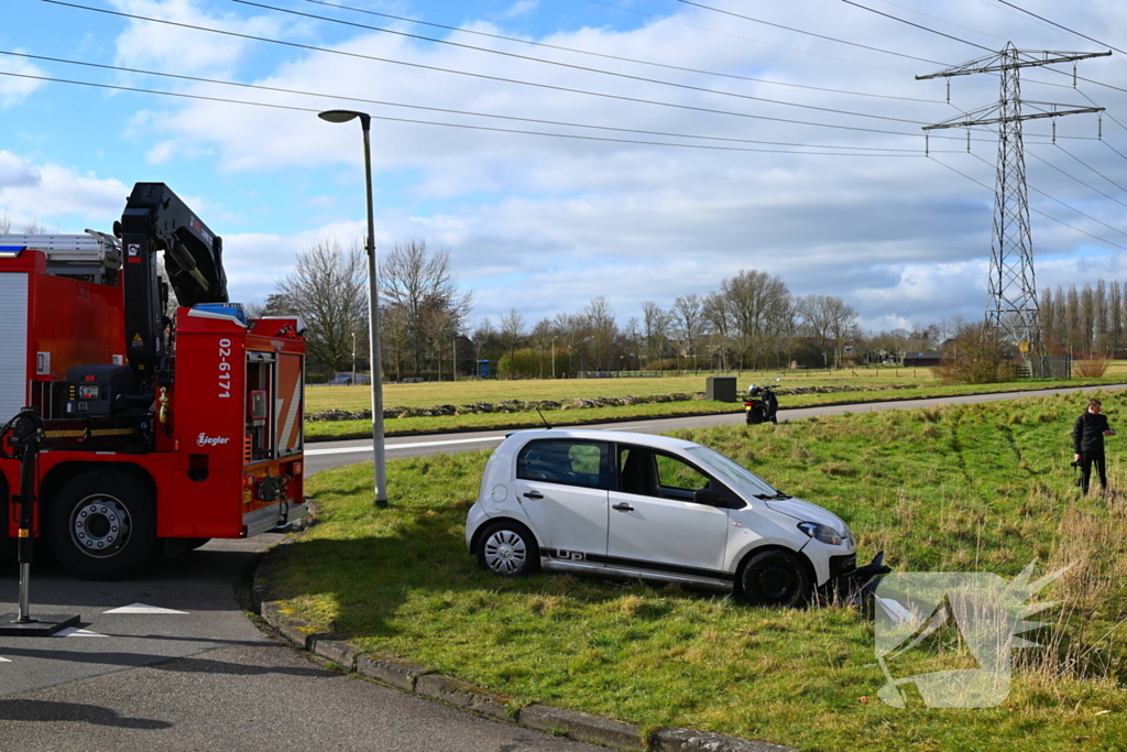 Brandweer haalt persoon uit te water geraakte auto