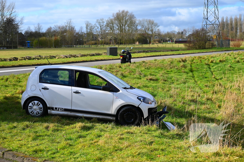 Brandweer haalt persoon uit te water geraakte auto