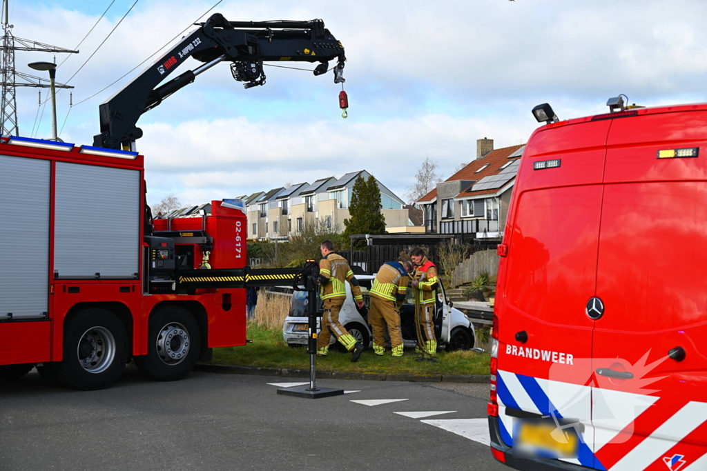 Brandweer haalt persoon uit te water geraakte auto