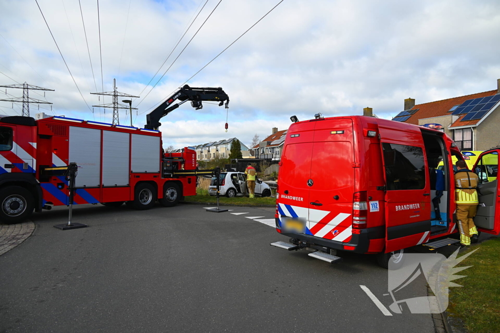 Brandweer haalt persoon uit te water geraakte auto