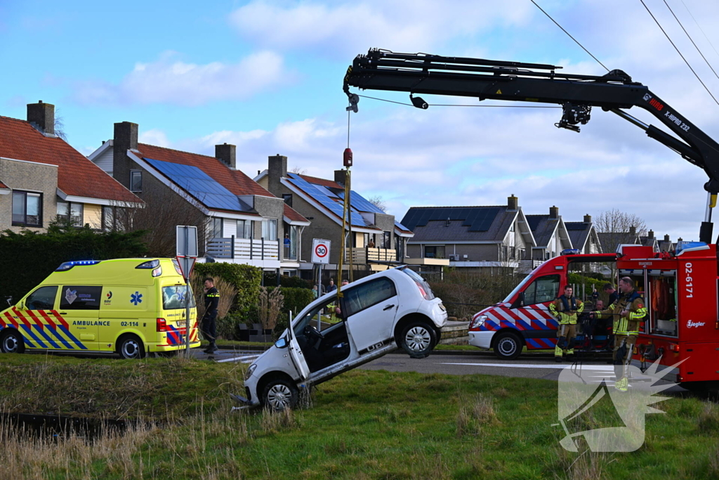 Brandweer haalt persoon uit te water geraakte auto