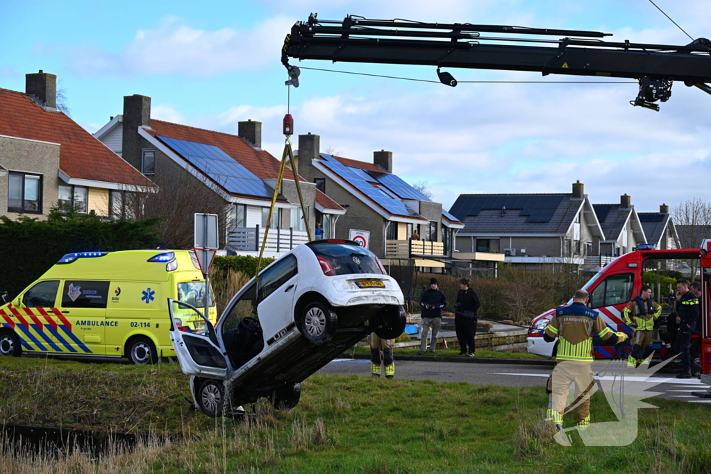 Brandweer haalt persoon uit te water geraakte auto
