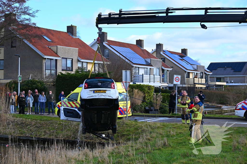 Brandweer haalt persoon uit te water geraakte auto
