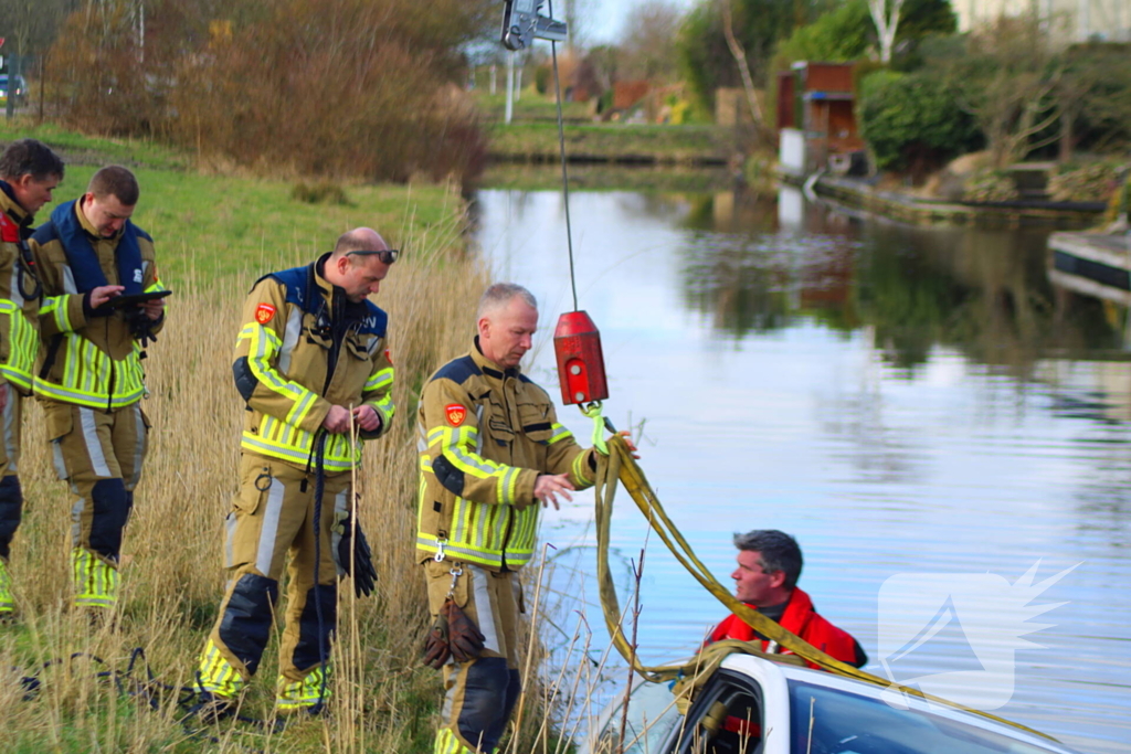Brandweer haalt persoon uit te water geraakte auto